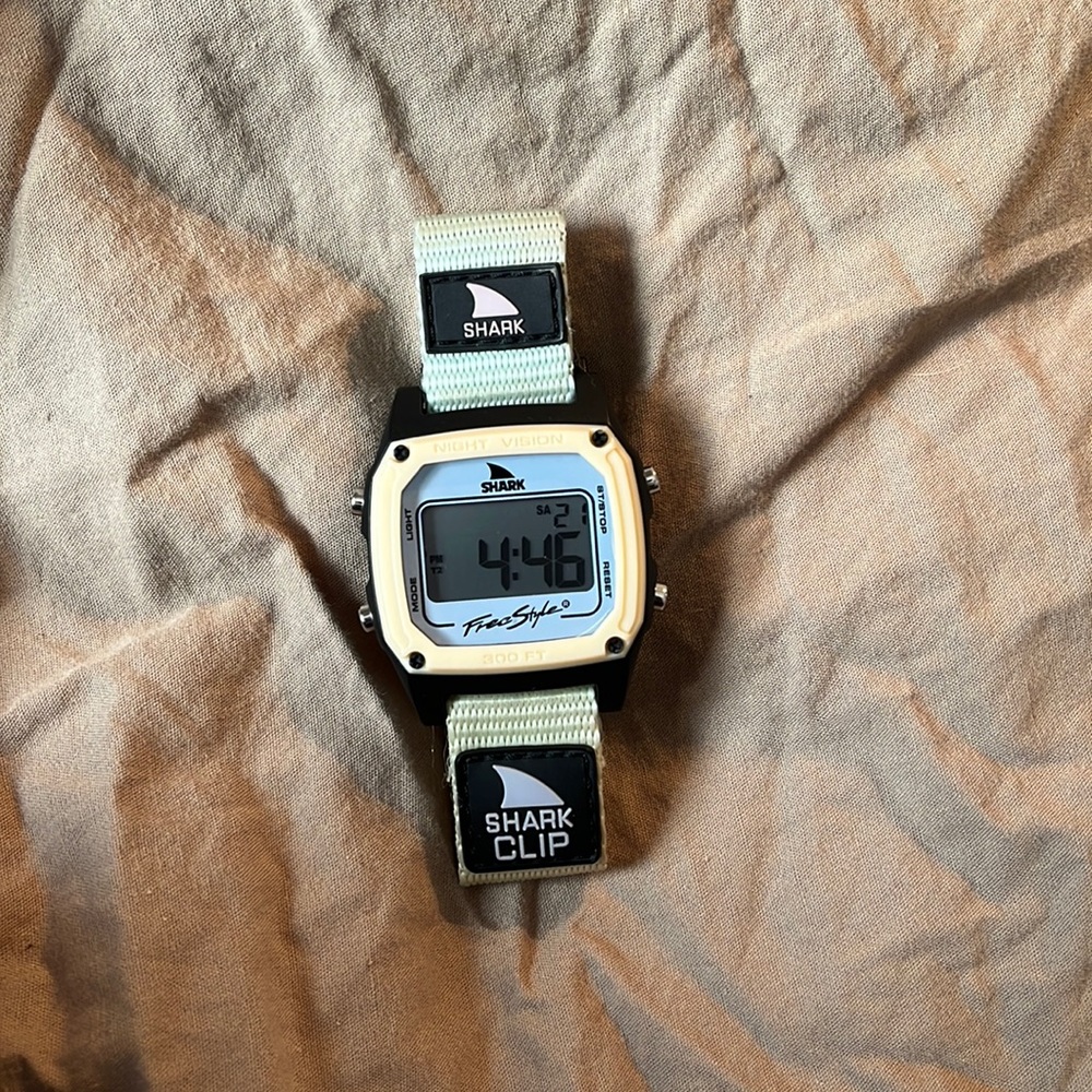 Shark watch classic clip